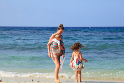 sling eau pour porter bébé à la plage