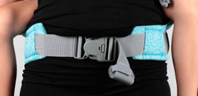 La ceinture abdominale et sa boucle de fermeture sécurisée à 3 points P4 LLA