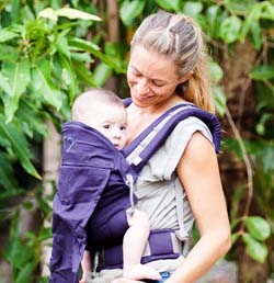 Porte-bébé nouveau-né envelopper des plumes brunes pour le nouveau